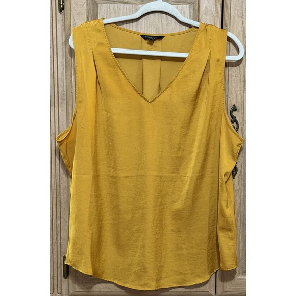 Banana Republic Tops - Banana Republic Satin Pleated V Neck Tank Top Womens XL Gold Sleeveless Classic